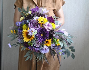 Lila Sonnenblumen-Hochzeitsstrauß: Rustikales Sommer-Wildblumen-Arrangement