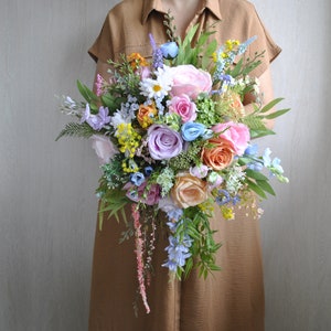 Bouquet da sposa di fiori di campo, bouquet dai toni gioiello, bouquet da damigella d'onore rosa caldo arancione, bouquet colorato