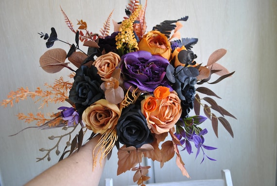 オレンジ、黒、紫のブーケ、秋のブライダルブーケ、ハロウィン