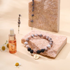 Pulsera de abalorios personalizada para ella: pulsera de aromaterapia de jaspe rosa y roca volcánica con aceite antiestrés. Regalo de cumpleaños o para el cuidado personal.