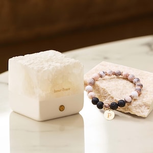 Juego de regalo de luz ambiental de cristal de selenita pura y pulsera con dije personalizado: aromaterapia, relajación, regalo de cumpleaños perfecto para ella.