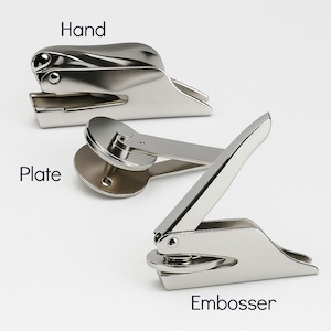 K&ouml;nnte beinhalten: Drei gl&auml;nzende, silberfarbene Metallpr&auml;gemaschinen werden vor einem wei&szlig;en Hintergrund gezeigt. Die Pr&auml;gemaschinen sind mit "Hand", "Plate" und "Embosser" beschriftet. Die Werkzeuge haben ein hebelartiges Design mit einer kreisf&ouml;rmigen Platte an der Basis.