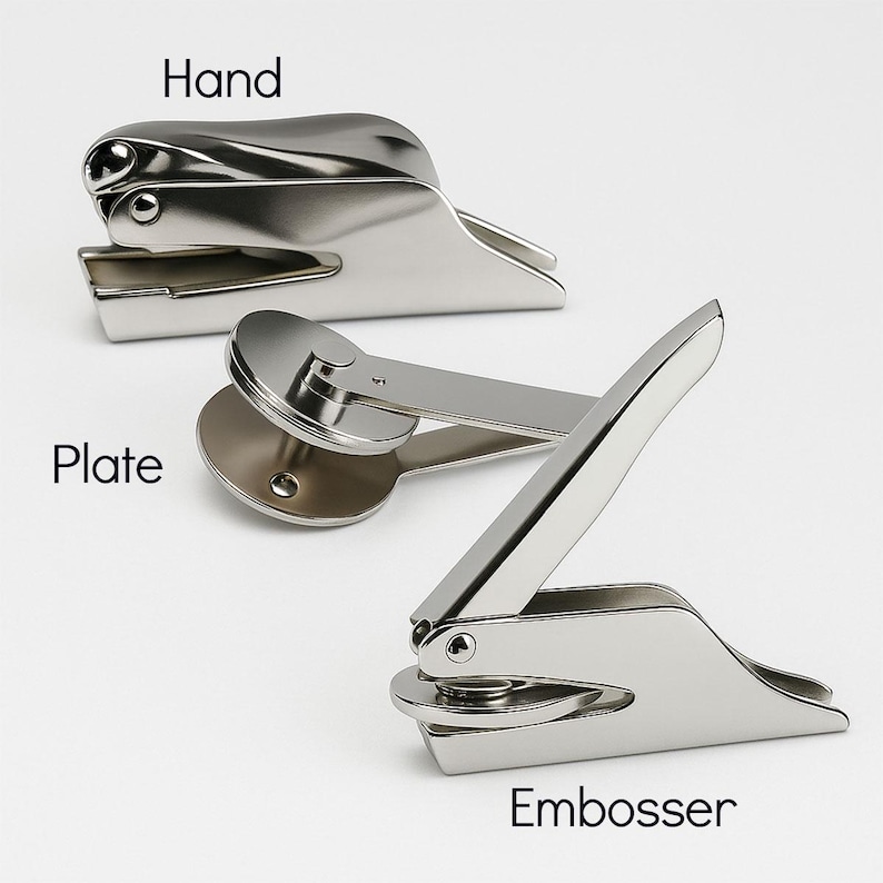 K&ouml;nnte beinhalten: Drei gl&auml;nzende, silberfarbene Metallpr&auml;gemaschinen werden vor einem wei&szlig;en Hintergrund gezeigt. Die Pr&auml;gemaschinen sind mit "Hand", "Plate" und "Embosser" beschriftet. Die Werkzeuge haben ein hebelartiges Design mit einer kreisf&ouml;rmigen Platte an der Basis.