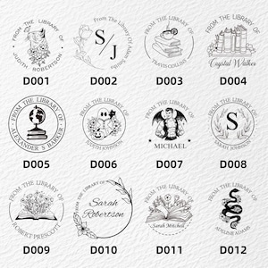 K&ouml;nnte beinhalten: Eine Sammlung von zw&ouml;lf runden Bibliotheksstempeln mit verschiedenen Designs. Jeder Stempel tr&auml;gt den Schriftzug "From The Library Of" und einen Namen. Designs umfassen eine Katze, Initialen, B&uuml;cher, einen Globus, einen Geist, einen Vampir, einen Buchstaben, ein offenes Buch, einen Blumenkranz und eine Schlange.