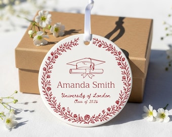 Gepersonaliseerde afstuderen ornament 2026, rode afgestudeerde aandenken kerstbal, aangepaste universiteit afstudeercadeau voor dochter, college afstuderen decor