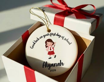 Personalisierte Weihnachtskugel zum Schulbeginn, Erinnerungsstück an den ersten Schultag, Geschenk für den Kindergartenstart, Christbaumkugel mit Namen und Jahrgang des Kindes
