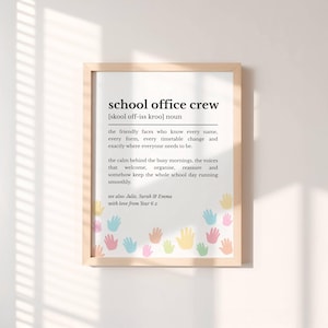 Op de afbeelding: Een ingelijste print met de woordenboekachtige definitie van school office crew, inclusief de tekst: the friendly faces who know every name, every form, every timetable change and exactly where everyone needs to be, met pastelkleurige handafdrukken.