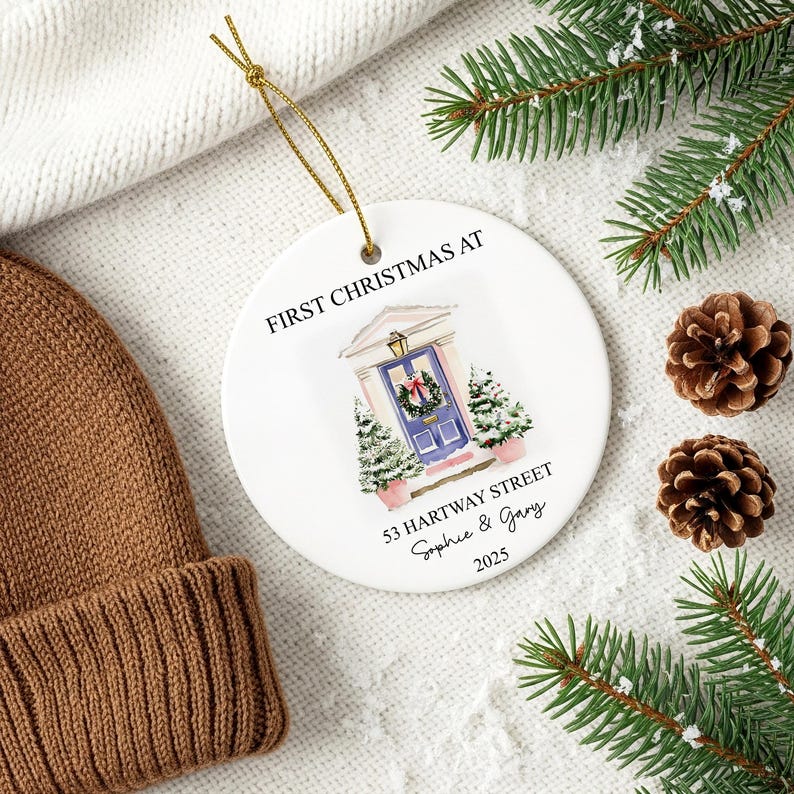 Primera Navidad juntos en el nuevo hogar / Adorno personalizado para parejas / Adorno de regalo para nueva casa 2025 DOOR 1