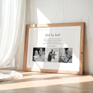 Può includere: Una cornice rettangolare in legno contenente una stampa bianca con il testo Dad by heart e una poesia, con tre fotografie in bianco e nero di una figura paterna con un bambino. La stampa include la firma Love, Britney in basso.