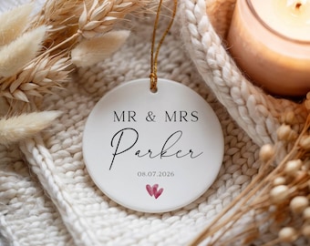 Personalisierte Mr und Mrs Kugel, Benutzerdefinierte Hochzeit Ornament, erste Weihnachten verheiratet Geschenk, Paar Nachname Keramik Andenken