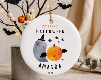 Personalisierte Halloween-Weihnachtskugel „Mein erstes Halloween“, personalisiertes Halloween-Geschenk mit Babynamen, Kürbis-Geist-Weihnachtskugel für Babys erstes Halloween, Erinnerungsstück für 2026
