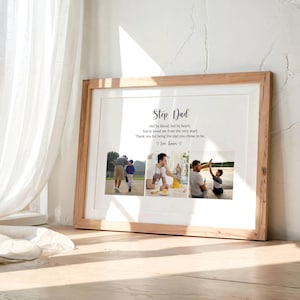 Può includere: Una stampa incorniciata con le parole "Step Dad" e un messaggio sentito. La cornice è marrone chiaro e la stampa include tre piccole foto. Il testo recita "Not by blood, but by heart..." ed è firmato "Joe Keyn."