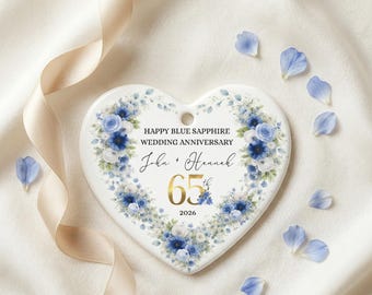 Gepersonaliseerde blauwe saffier verjaardag ornament, 65e huwelijksverjaardag hart aandenken, aangepaste namen datum, bloemen blauw wit cadeau