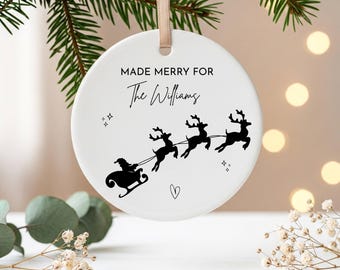 Personalisierter Familienweihnachtsschmuck, Keramikdekoration mit individuellem Familiennamen, Weihnachtsmannschlitten mit Rentieren als Erinnerungsstück, festliches Familiengeschenk