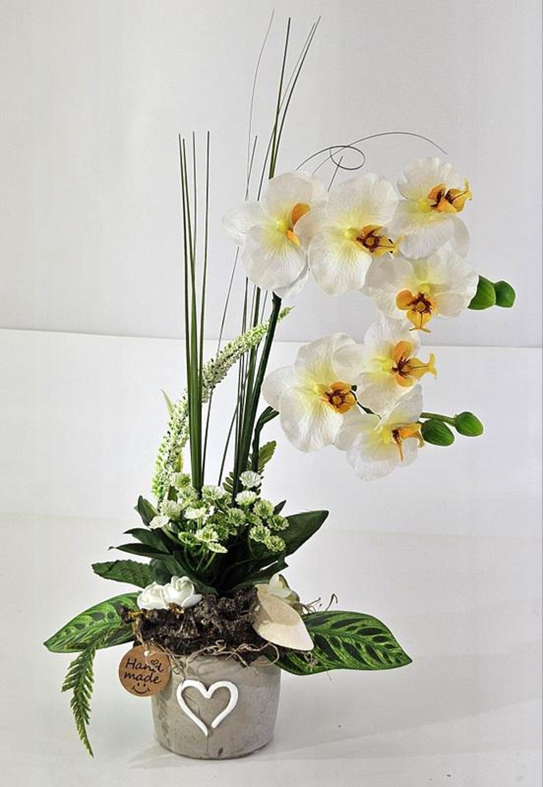 Blumengesteck künstlich wie echt aussehend mit Phalanopsis Orchidee Gräser im Betontopf mit Herz 35 cm Hoch schönes Geschenk Wohnaccessoire