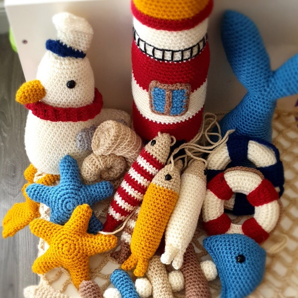 MOTIF UNIQUEMENT Collection by The Sea au crochet amigurumi filet de pêche queue de poisson suspendue bouée de sauvetage phare sardines mouette coquillage étoile de mer