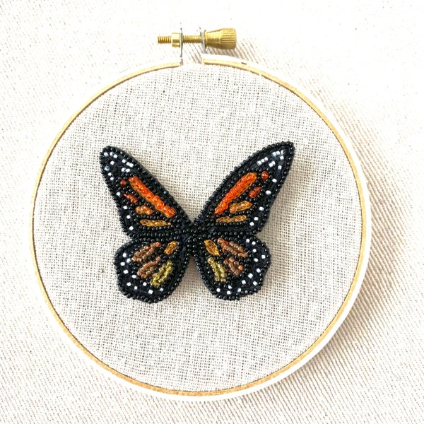 Le papillon Monarque- Broche brodée à la main au crochet de Luneville