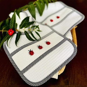 Babero de bebé,Babero de mariquita,Babero de algodón de mariquita,Regalo para recién nacido,Regalo tierno para niña,Comedero bordado de mariquita,Traje de babygirl,Regate de bebé