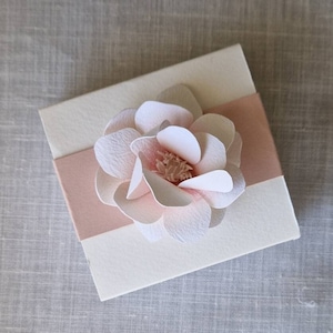 Scatolina portaconfetti con rosa primavera, ideale per comunione bimba, battesimo, nascita e matrimonio.