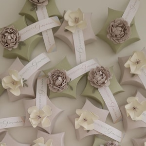 Scatolina porta confetti con fiore anemone per battesimo, nascita ma anche matrimonio, compleanno o altro evento.