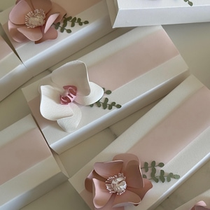 Probierbox für gezuckerte Mandeln mit Anemonen-Orchideenblüte für Hochzeit, Taufe, Kommunion