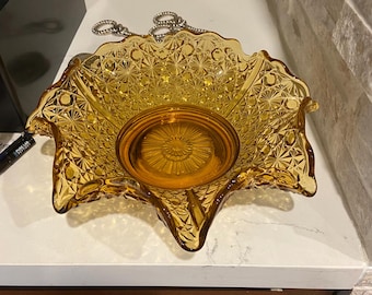 Bol de cristal ámbar vintage Fenton Daisy & Button con borde ondulado.