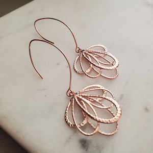 Lange Rose Gold Filigree Kronleuchter Ohrringe