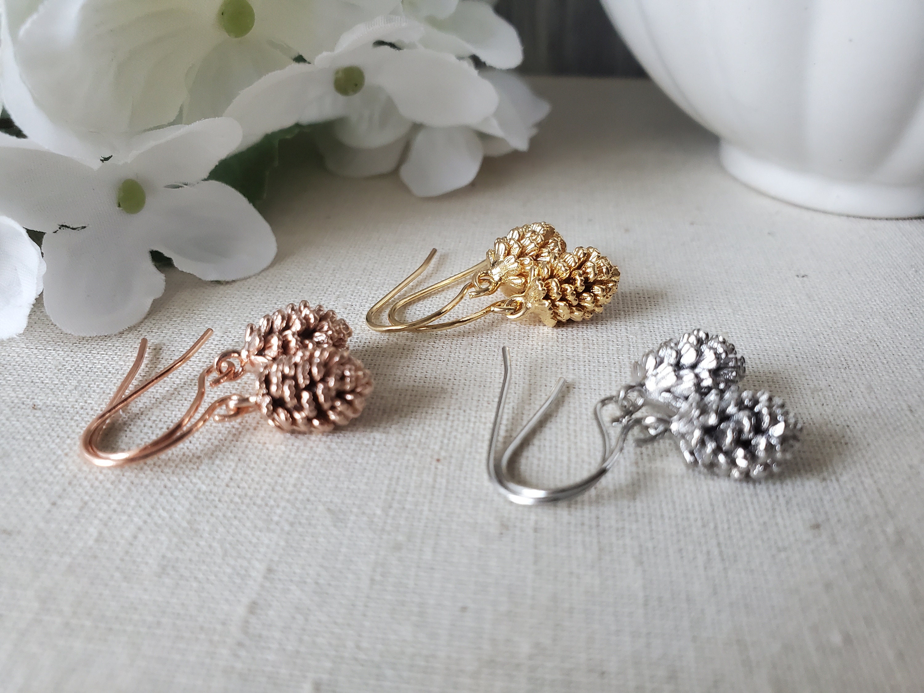 Boucles D'oreilles Vintage Pomme De Pin 3D Dorées - Années 70 Avec Pampille - Occasion Bon état