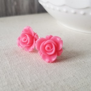 Pendientes Rose Stud en Rosa Caliente