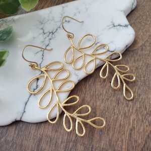 Botanische Blatt Ohrringe in Mattgold