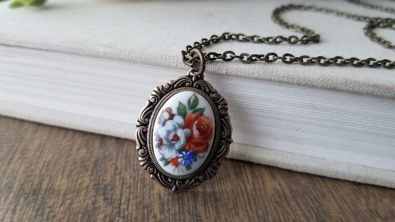 Flower cameo necklace outlet
