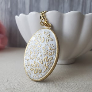 Shabby Chic Medaillon Halskette in Gold Messing mit weißer Patina, Andenken Geschenk für Sie