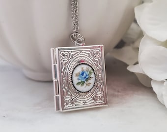 Buch-Medaillon-Halskette aus Silber mit blauem Rosen-Cabochon
