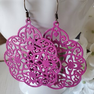 Pendientes llamativos coloridos de filigrana en forma de lágrima boho en rosa fucsia