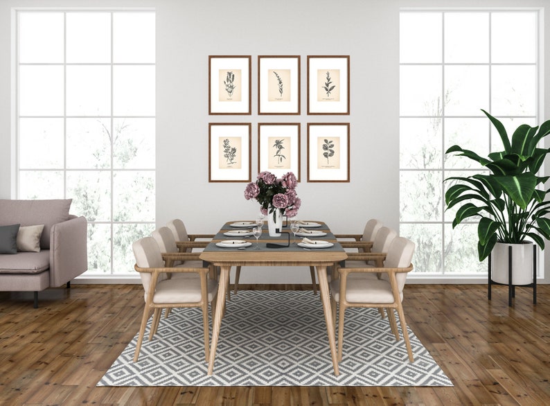 K&ouml;nnte beinhalten: Ein Esstisch mit sechs St&uuml;hlen, einem Teppich und einer Vase mit rosa Blumen. Der Tisch ist mit Tellern, Besteck und Gl&auml;sern gedeckt. An der Wand h&auml;ngen gerahmte botanische Drucke.
