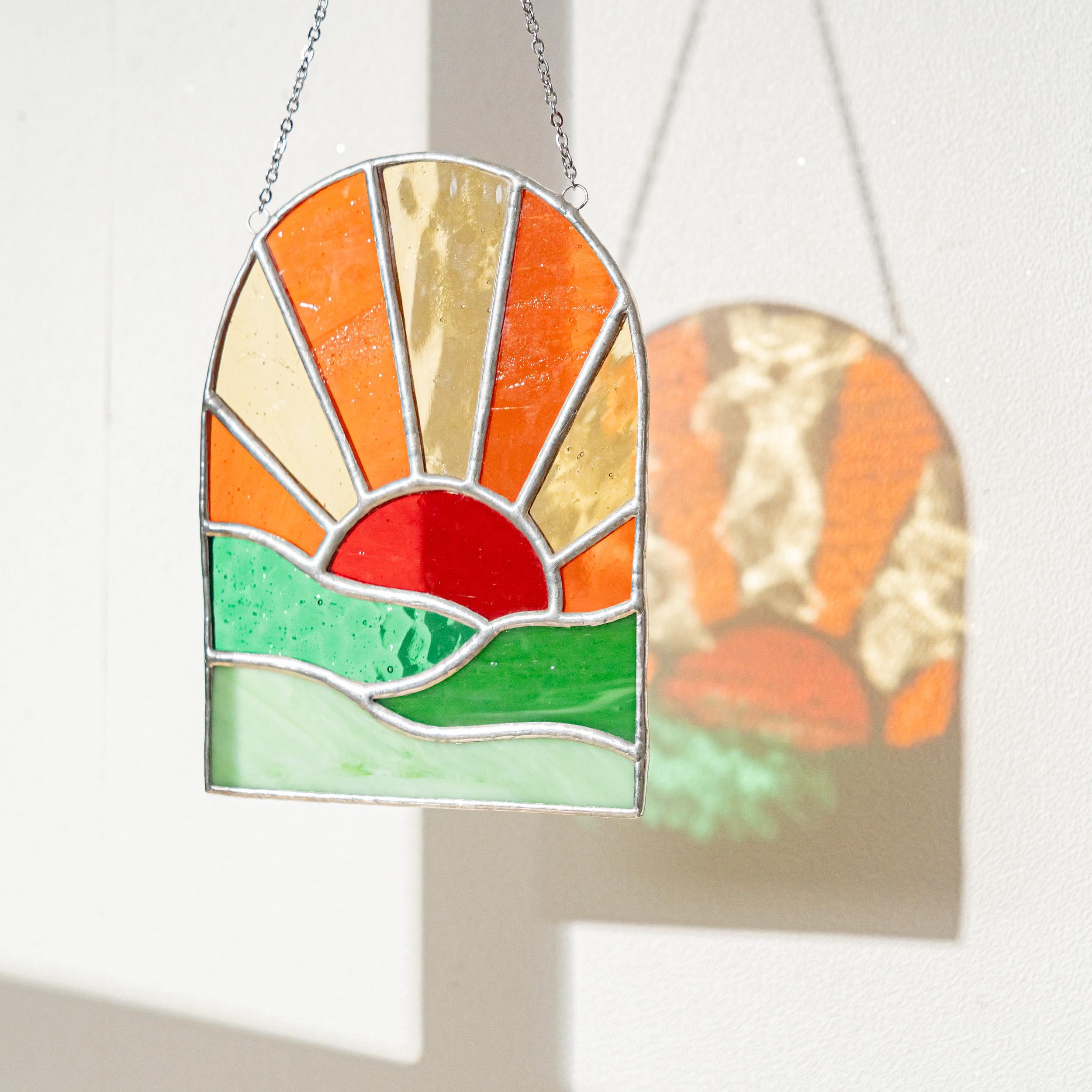 ステンドグラスのサンキャッチャー 明るい壁飾りや楽しいギフトに最適
