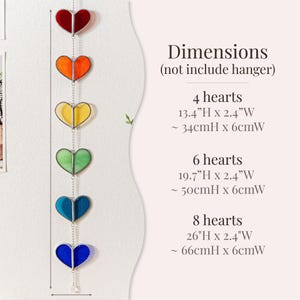 Op de afbeelding: Een hartvormige zonnevanger met een ketting, met rood, oranje, geel, groen, blauw en paars glas. De afmetingen worden gegeven voor opties met 4, 6 en 8 harten. De tekst luidt "Dimensions (not include hanger)".