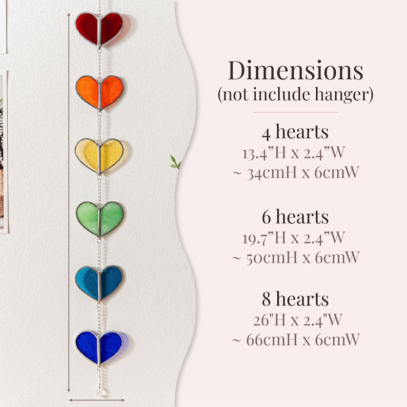 Op de afbeelding: Een hartvormige zonnevanger met een ketting, met rood, oranje, geel, groen, blauw en paars glas. De afmetingen worden gegeven voor opties met 4, 6 en 8 harten. De tekst luidt "Dimensions (not include hanger)".