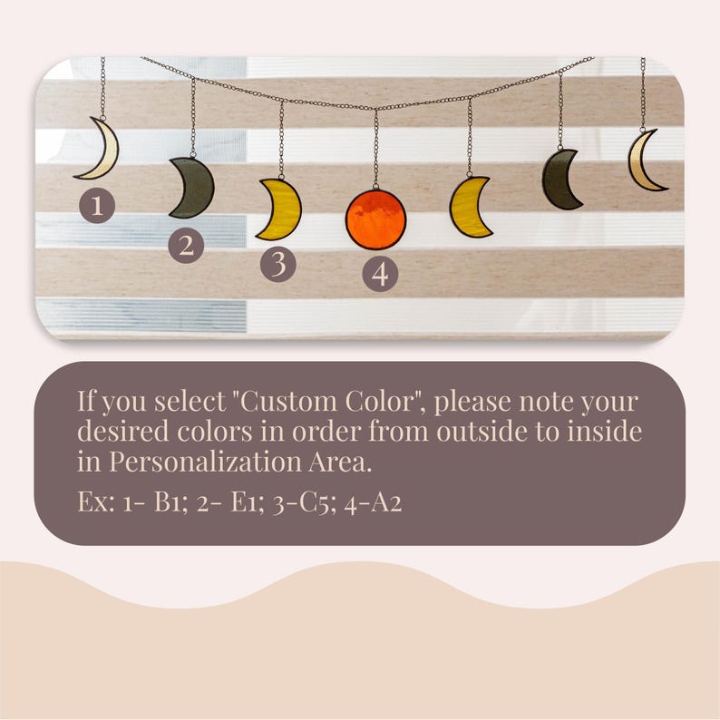 Puede incluir: Un colgante decorativo con fases lunares en varios colores, suspendido de una cadena. Las fases lunares incluyen una media luna, una media luna oscura, una media luna amarilla y un c&iacute;rculo rojo. La imagen tambi&eacute;n incluye texto que dice "Si selecciona "Color personalizado", tenga en cuenta los colores deseados de afuera hacia adentro en el &aacute;rea de personalizaci&oacute;n. Ej: 1- B1; 2- E1; 3-C5; 4-A2."