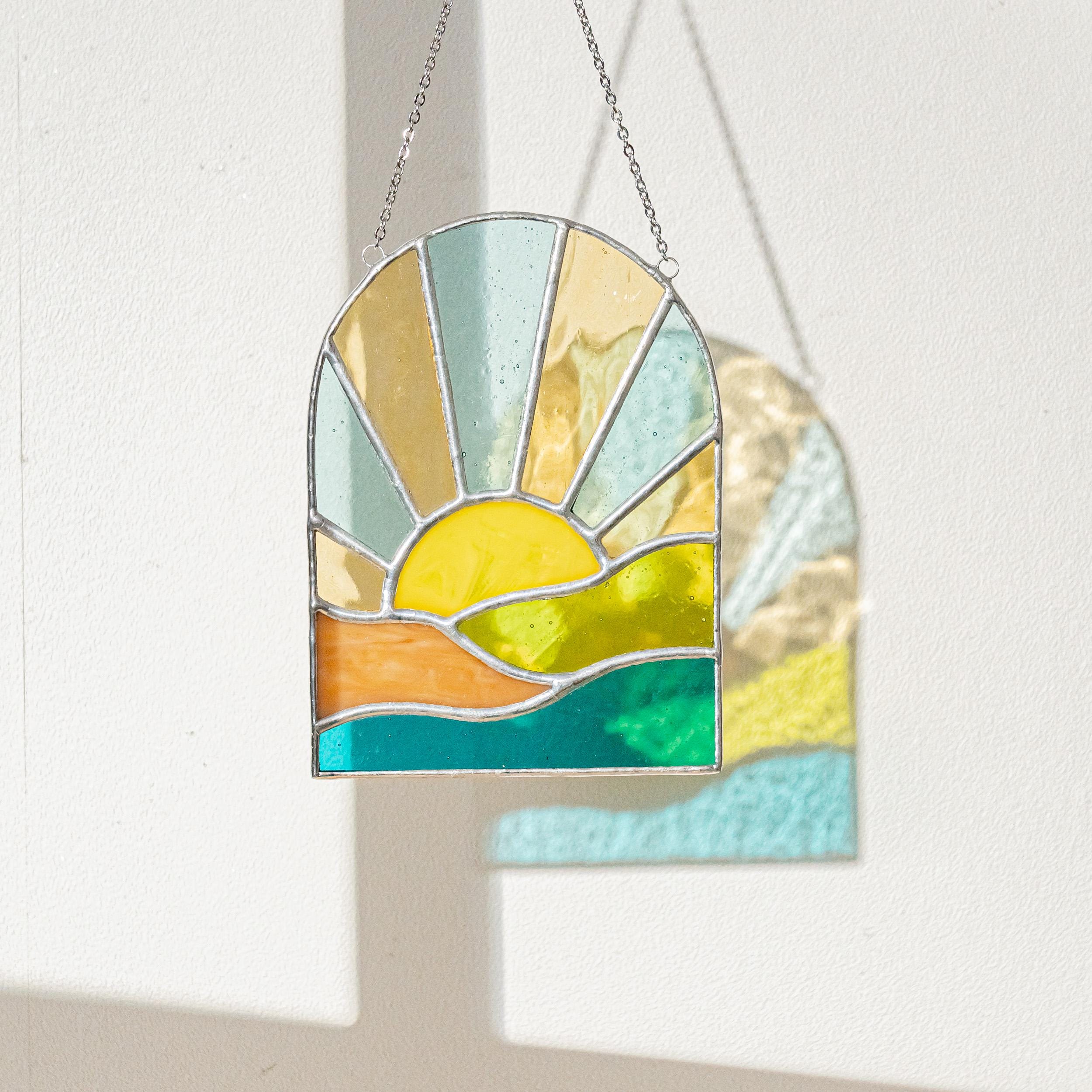 ステンドグラスのサンキャッチャー 明るい壁飾りや楽しいギフトに最適