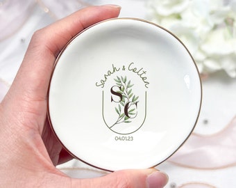 Botanische trouwringschotel, initialen ringschotel, minimalistische ringhouder, vrijgezellenfeestcadeau, mini onregelmatige sieradenschotel