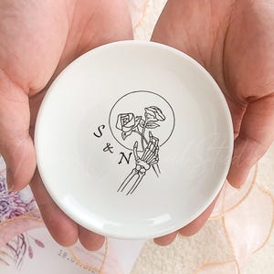 Plato para anillos "Hasta que la muerte nos separe", plato para joyas con manos de esqueleto personalizadas, regalo de boda con iniciales de pareja, recuerdo de amor gótico _NND