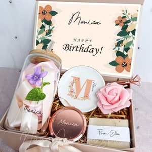 Coffret cadeau d'anniversaire unique, coffret cadeau avec tasse en verre à fleurs du mois de naissance, coffret cadeau d'amitié, panier de vacances pour elle image 1