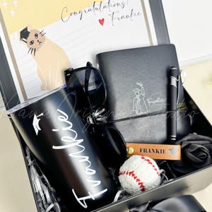 Benutzerdefinierte Abschlussgeschenkbox für ihn, Abschlussgeschenk für Baseball-Liebhaber, gehäkeltes Baseball-Geschenkset, Notebook-Geschenkbox, Klasse von 2025-Geschenk