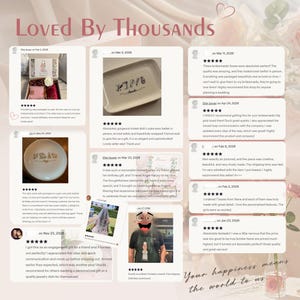K&ouml;nnte beinhalten: Eine Collage von Kundenbewertungen mit einem rosa-wei&szlig;en Blumendesign im Hintergrund. Die Bewertungen loben die Qualit&auml;t und Sch&ouml;nheit der Produkte und erw&auml;hnen personalisierte Geschenke und Brautjungfernboxen. Der Text "Loved By Thousands" steht oben.