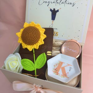 Aangepaste afstuderen geschenkdoos, zonnebloem gehaakte bloem geschenkdoos, klasse van 2025 cadeau voor universiteit, gefeliciteerd geschenkdoos, master diploma