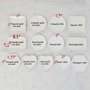 Op de afbeelding: Een verzameling witte keramische schalen in diverse vormen: vierkant, rond, rechthoekig, hartvormig en zeshoekig. Sommige hebben gouden randen. Maten in inches, vari&euml;rend van 8,1 cm tot 13 cm in lengte of diameter.