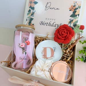 Scatola regalo di compleanno personalizzata per lei, set regalo con fiore di rosa all'uncinetto, piattino portaoggetti con nome personalizzato, tazza, specchio