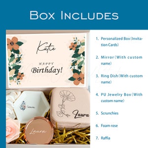 Puede incluir: Una caja de regalo rosa con un dise&ntilde;o floral y el texto "Katie Feliz cumplea&ntilde;os!" en la tapa. La caja contiene un espejo, un plato para anillos, una caja de joyer&iacute;a, scrunchies, una rosa de espuma y rafia. Todos los art&iacute;culos est&aacute;n personalizados con el nombre "Laura".