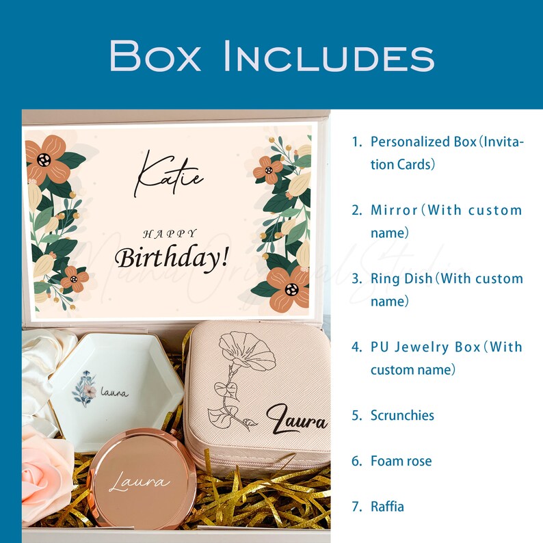Puede incluir: Una caja de regalo rosa con un dise&ntilde;o floral y el texto "Katie Feliz cumplea&ntilde;os!" en la tapa. La caja contiene un espejo, un plato para anillos, una caja de joyer&iacute;a, scrunchies, una rosa de espuma y rafia. Todos los art&iacute;culos est&aacute;n personalizados con el nombre "Laura".